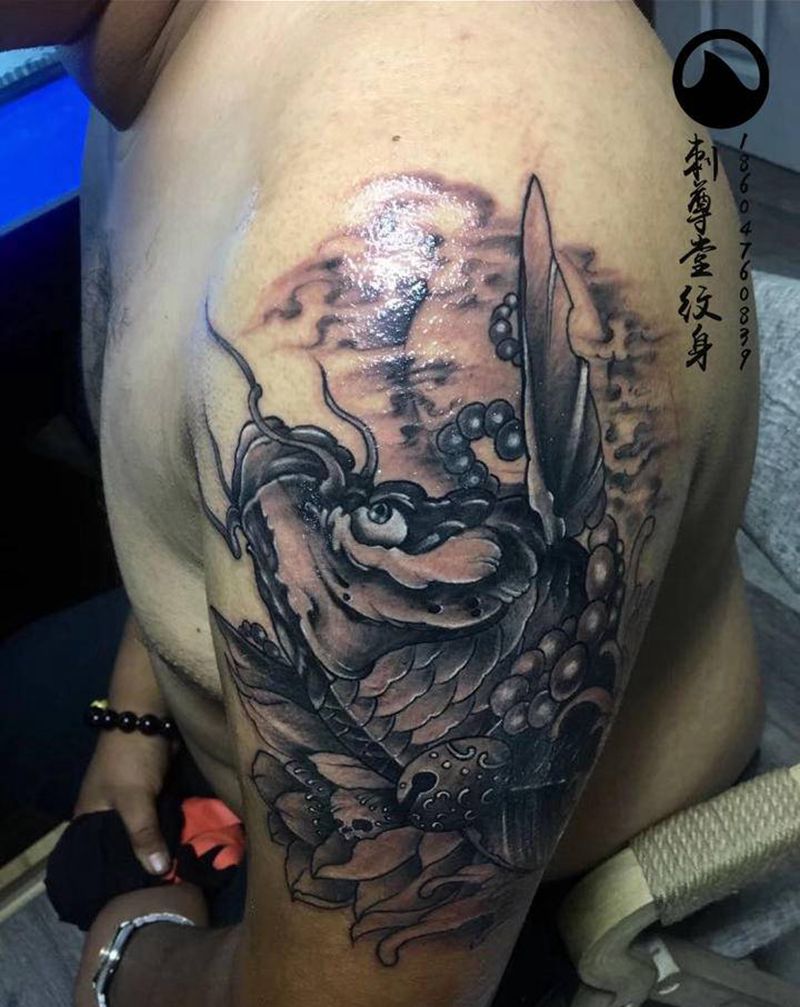 鱼纹身图片_臀部新传统纹身图案