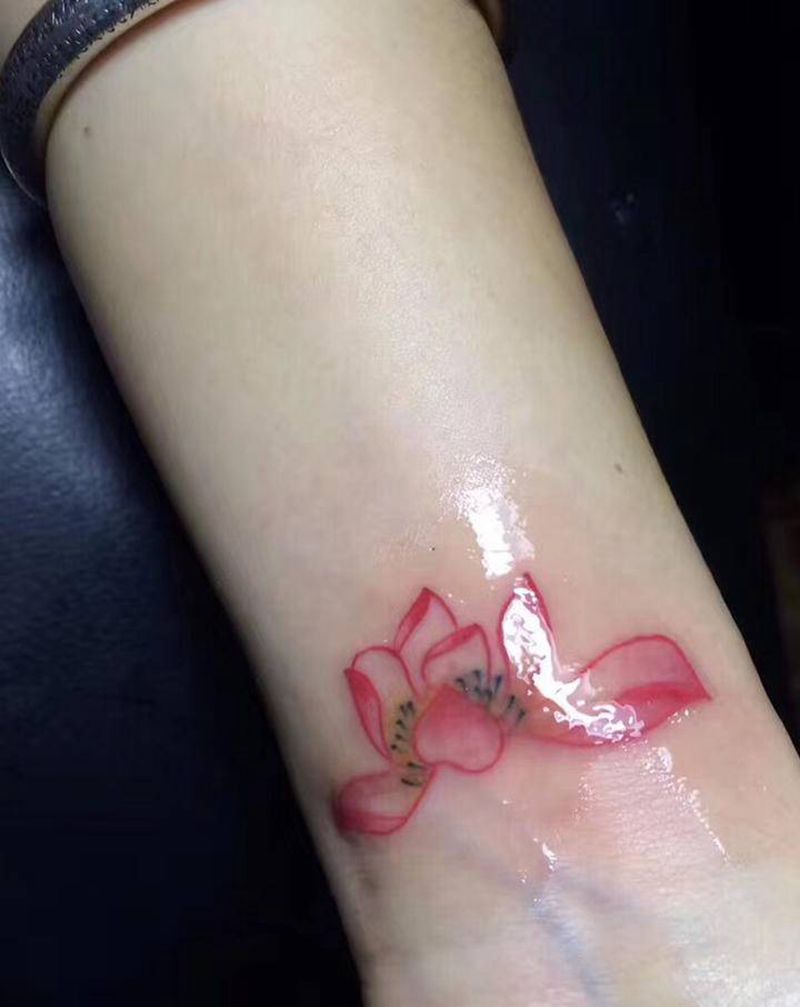 荷花纹身图片_手臂水彩纹身图案