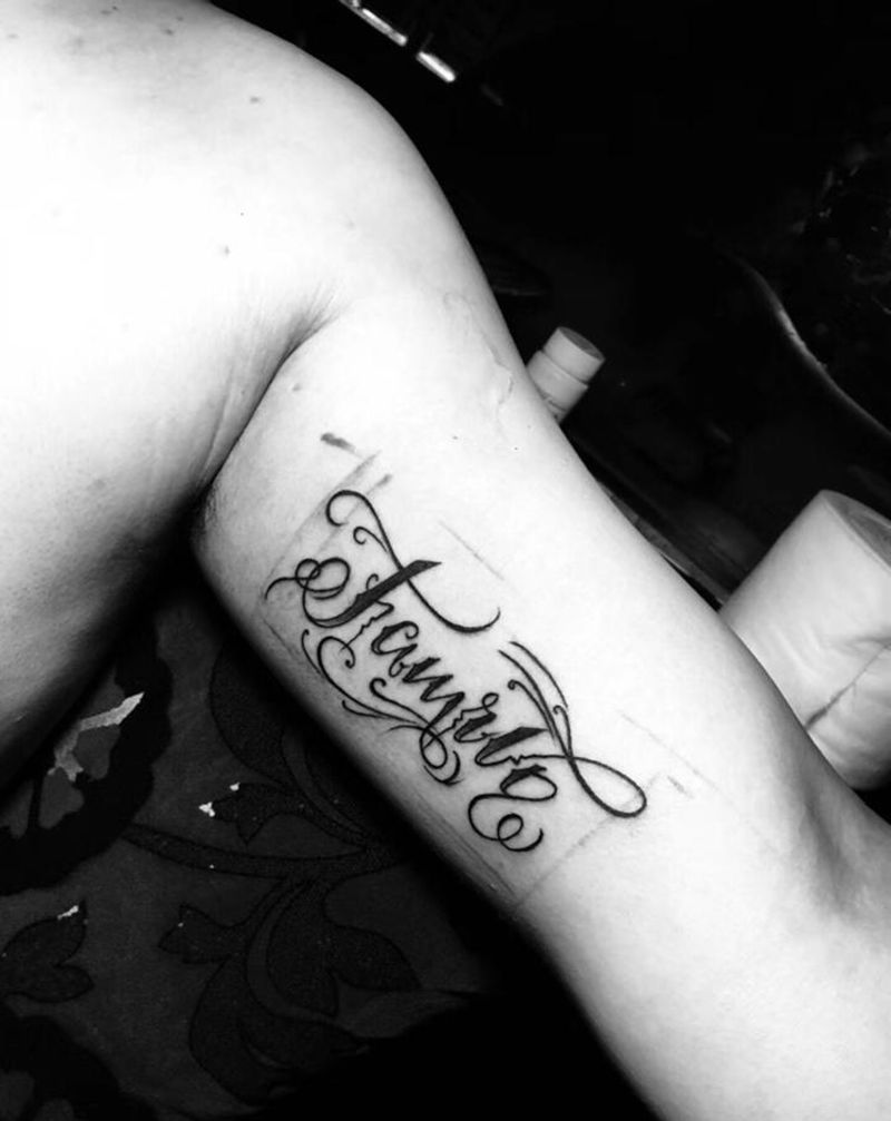 花体纹身图片_手臂花体字纹身图案