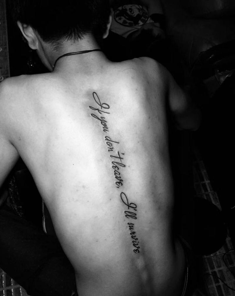 刺尊堂纹身纹身图片_背部花体字纹身图案