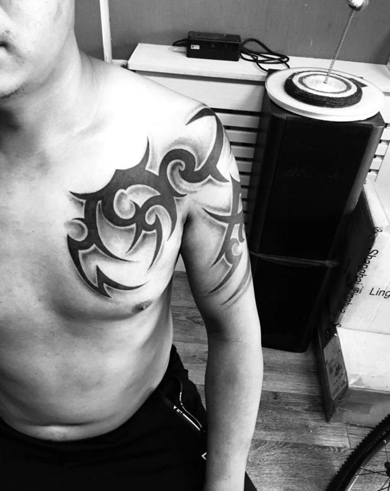 刺尊堂纹身-半甲图腾纹身图片_胸部手臂老传统纹身图案