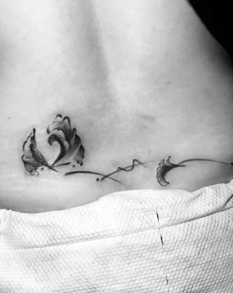 刺尊堂纹身-银杏叶纹身图片_腰部水墨纹身图案