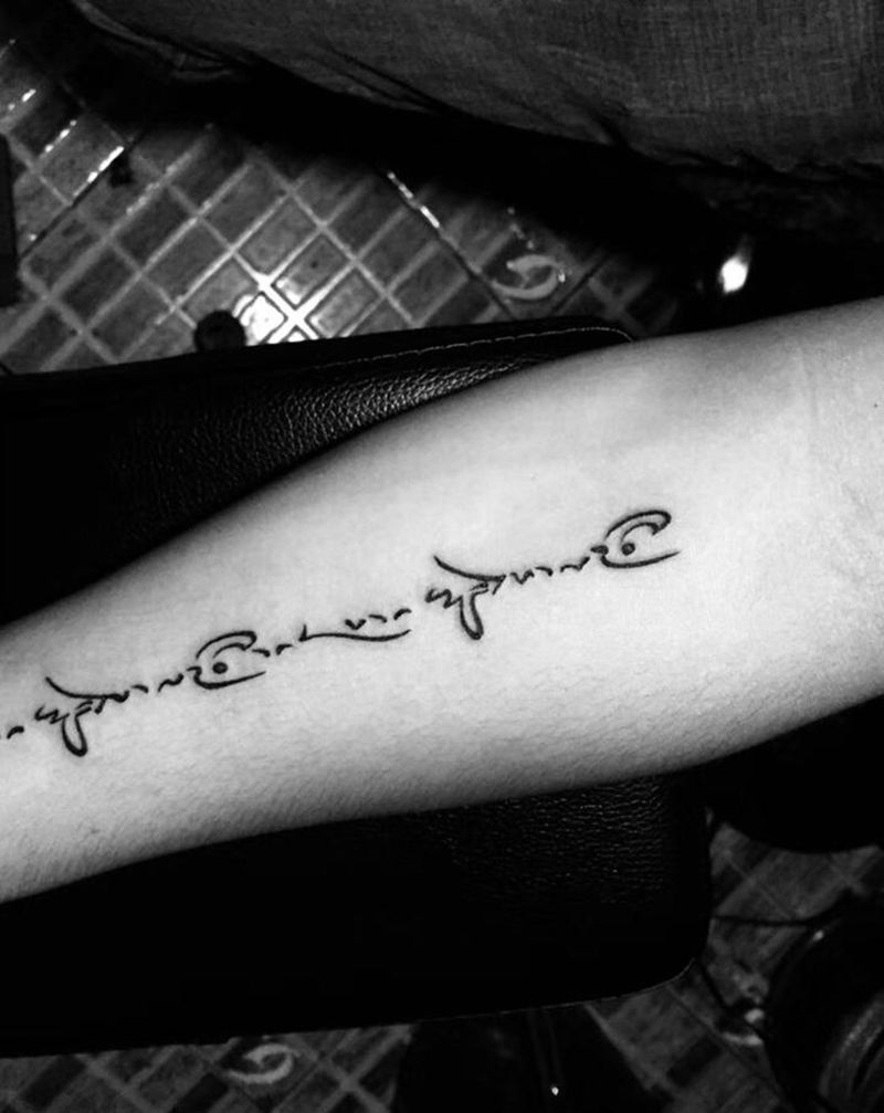 刺尊堂纹身纹身图片_手臂花体字纹身图案