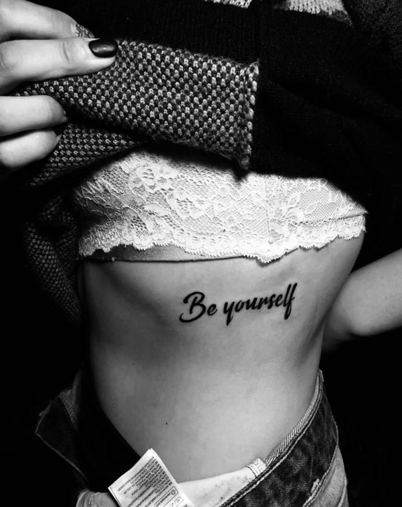 刺尊堂纹身纹身图片_腰部花体字纹身图案