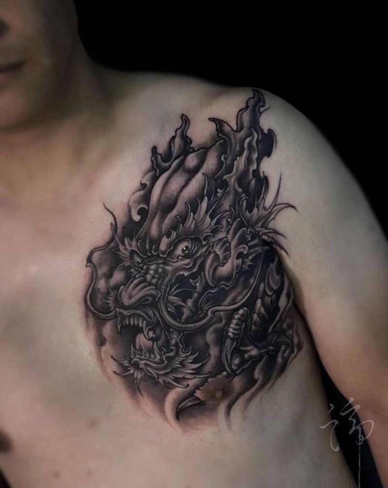 龙纹身图片_胸部新传统龙头纹身图案