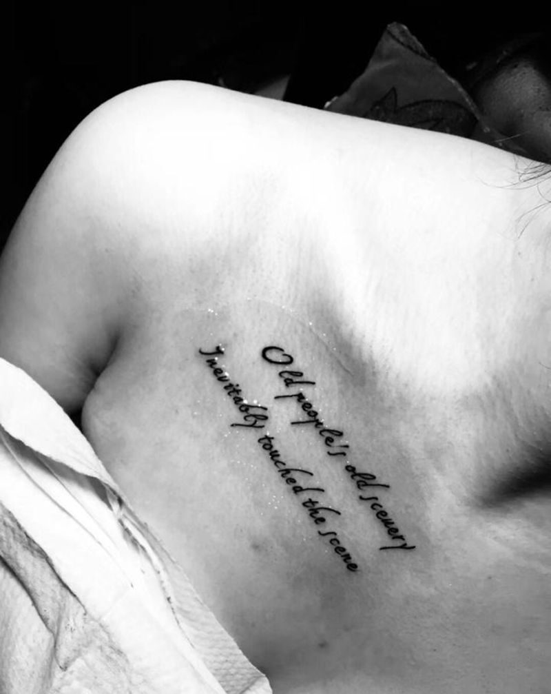 刺尊堂纹身纹身图片_胸部花体字纹身图案