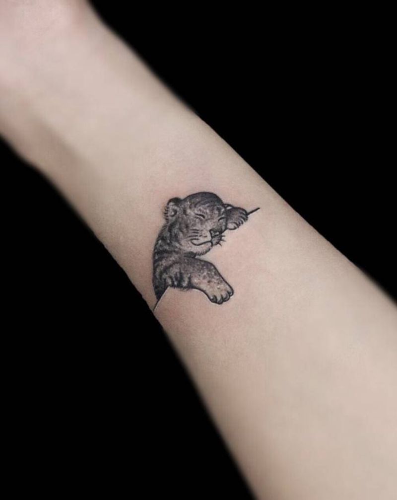 小老虎纹身图片_手臂点刺小清新 小可爱纹身图案