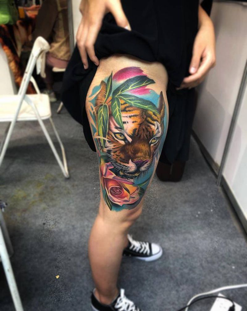 虎头纹身图片_腿部欧美写实老虎 玫瑰花纹身图案