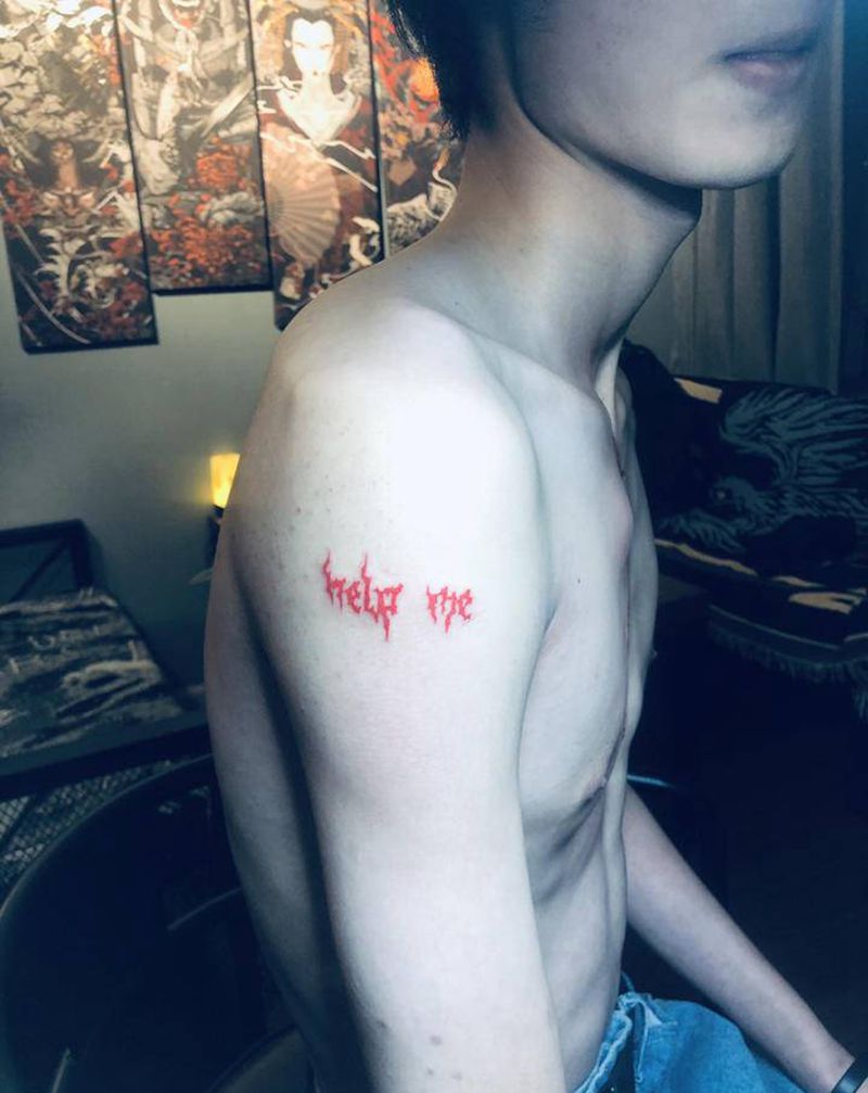 help me纹身图片_手臂花体字纹身图案