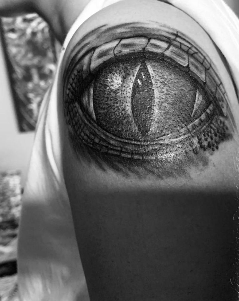 遮盖眼睛纹身图片_手臂肩部欧美写实纹身图案
