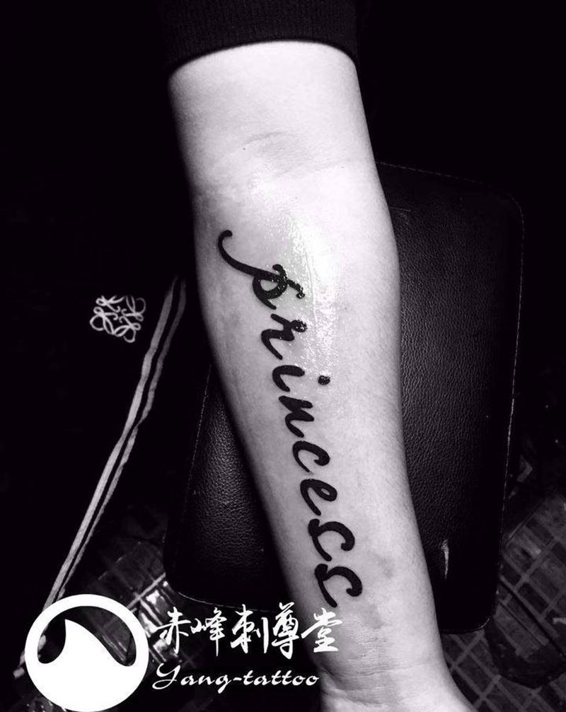 字母纹身图片_手臂花体字纹身图案