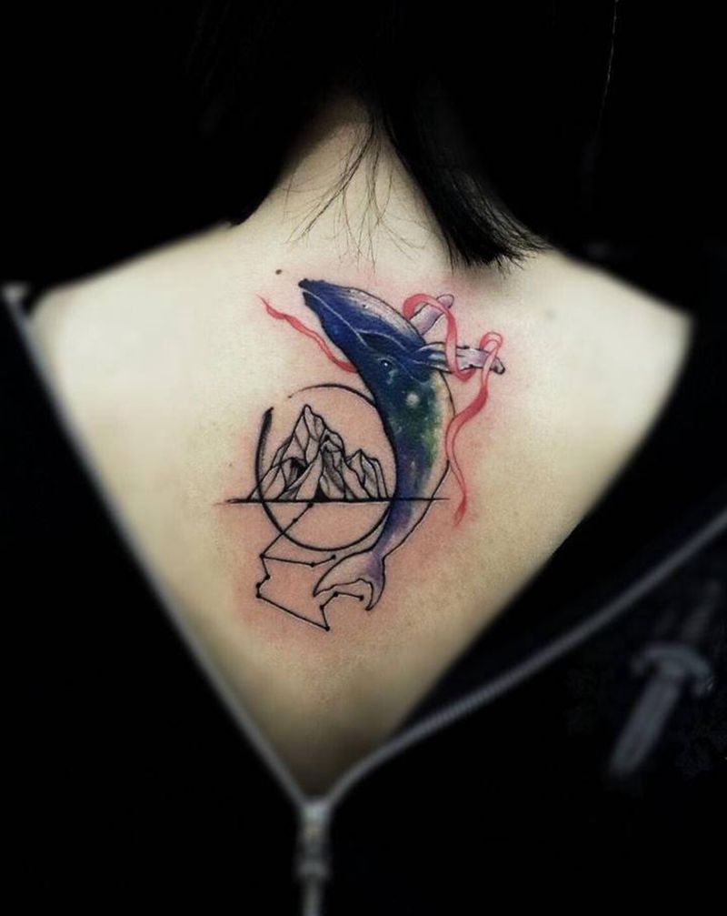 鲸鱼纹身图片_背部水彩水墨鲸鱼水瓶座山峰纹身图案