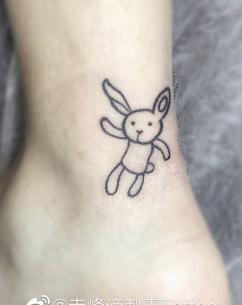 小兔子纹身图片_脚部小兔子 小清新小可爱纹身图案