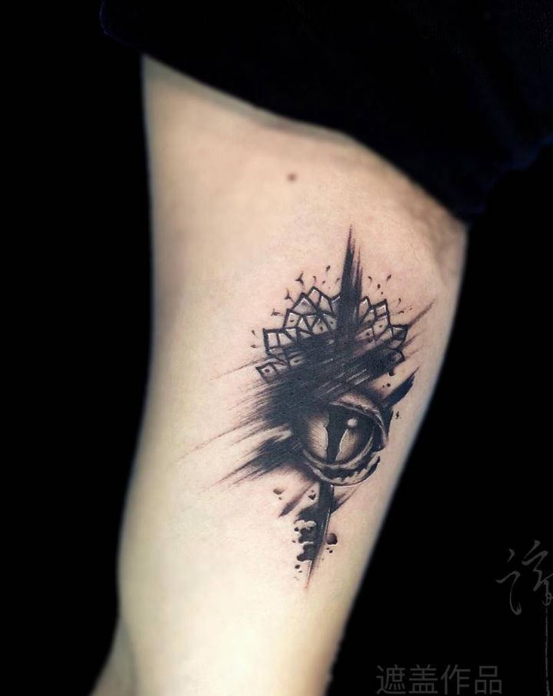 扭曲世界纹身图片_手臂水墨图腾眼睛 遮盖纹身图案