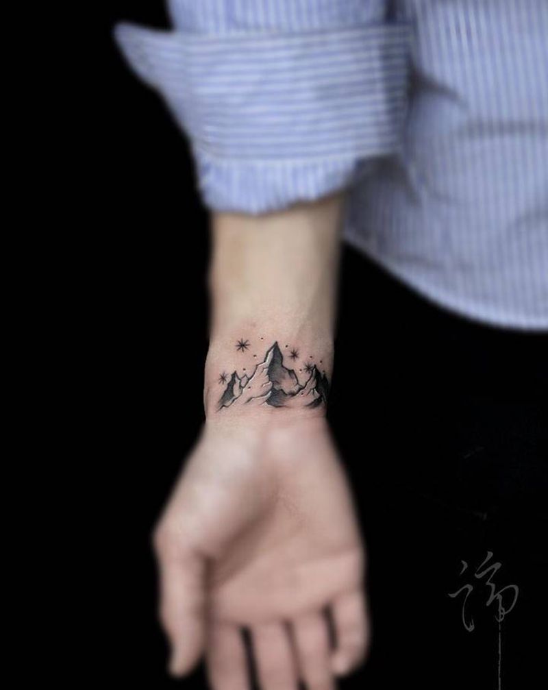 小山川纹身图片_手臂点刺水墨山川小清新手腕纹身图案