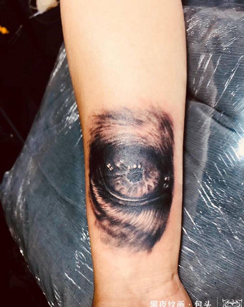 眼睛纹身图片_手臂欧美写实纹身图案