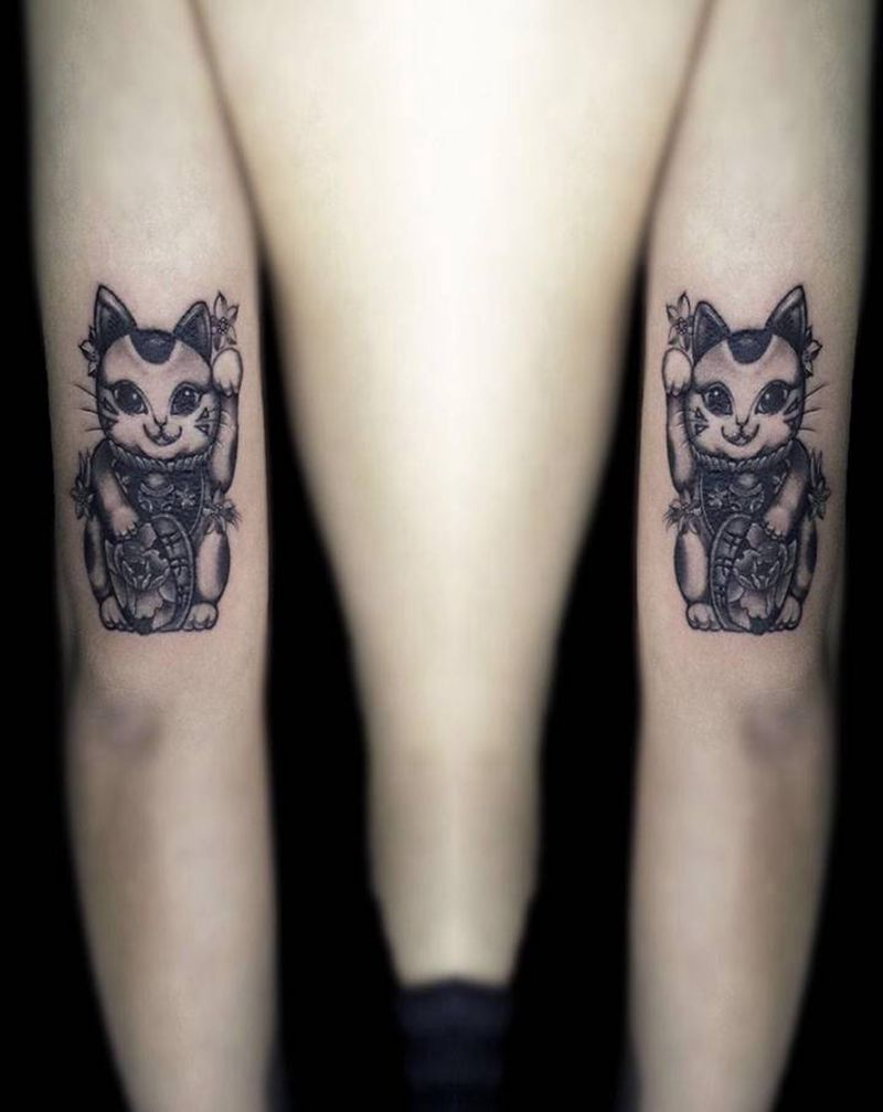招财猫纹身图片_手臂Old School赤峰招财猫咪纹身图案