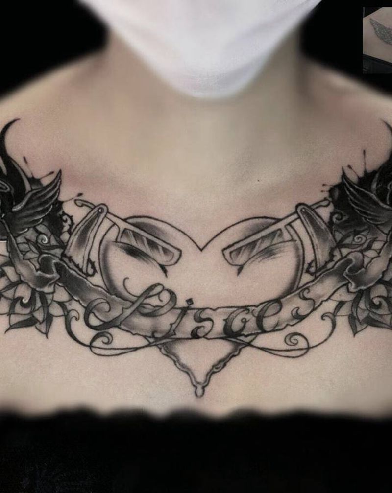 花胸纹身图片_胸部Old School燕子遮盖花胸纹身图案