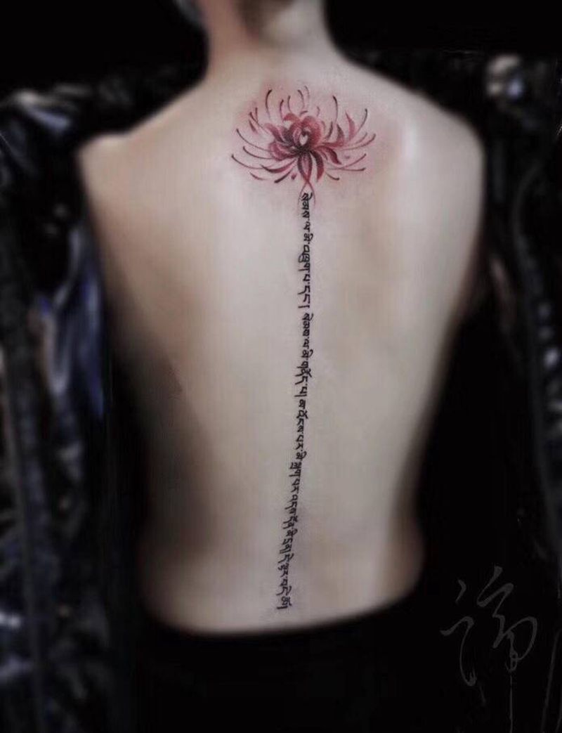 彼岸花纹身图片_背部水彩水墨彼岸花 梵文脊椎纹身图案