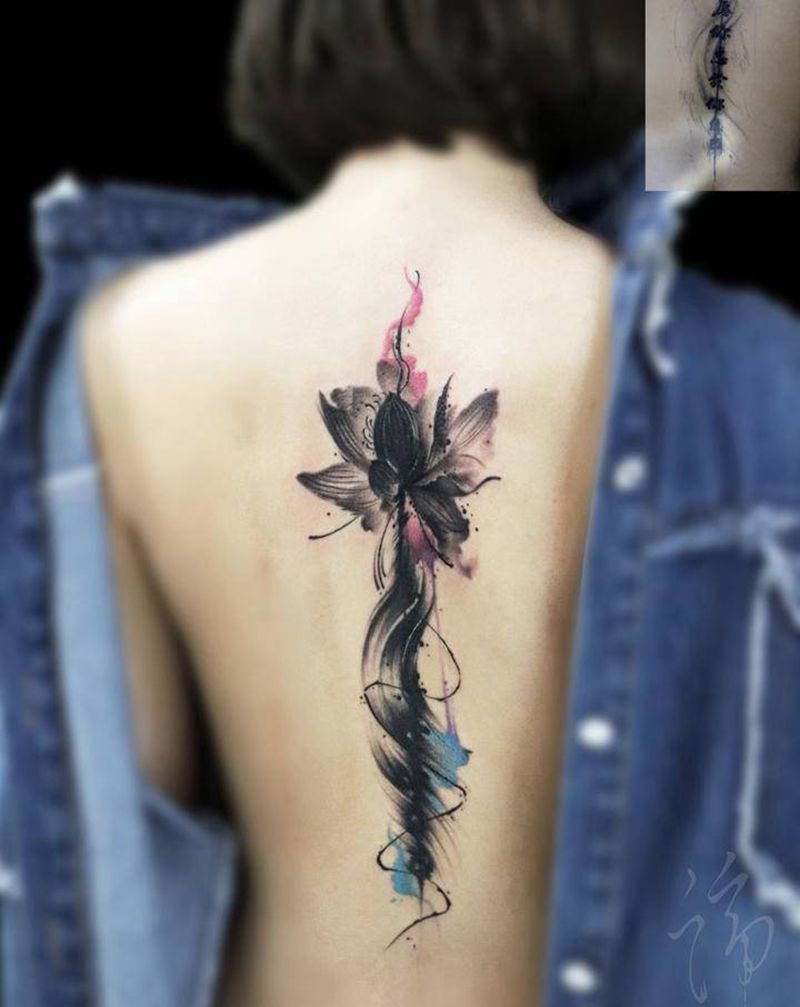 荷花纹身图片_背部水墨水彩遮盖脊椎脊椎覆盖纹身图案