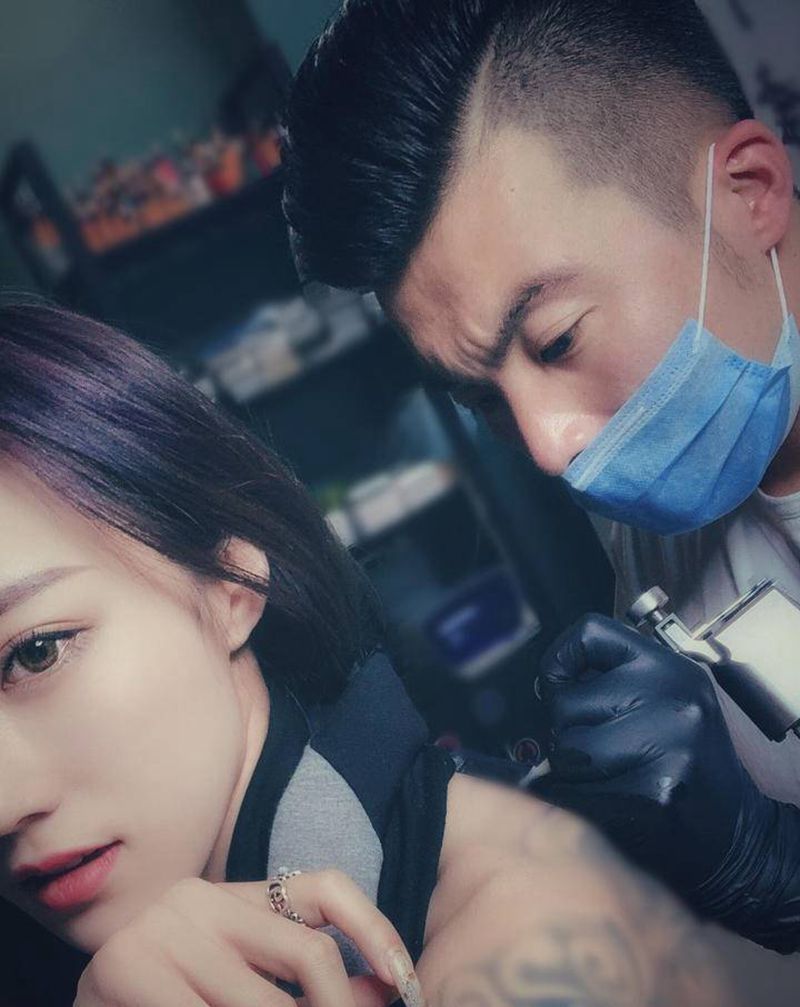 纹身秀纹身图片_背部新传统秀满背上帝纹身图案