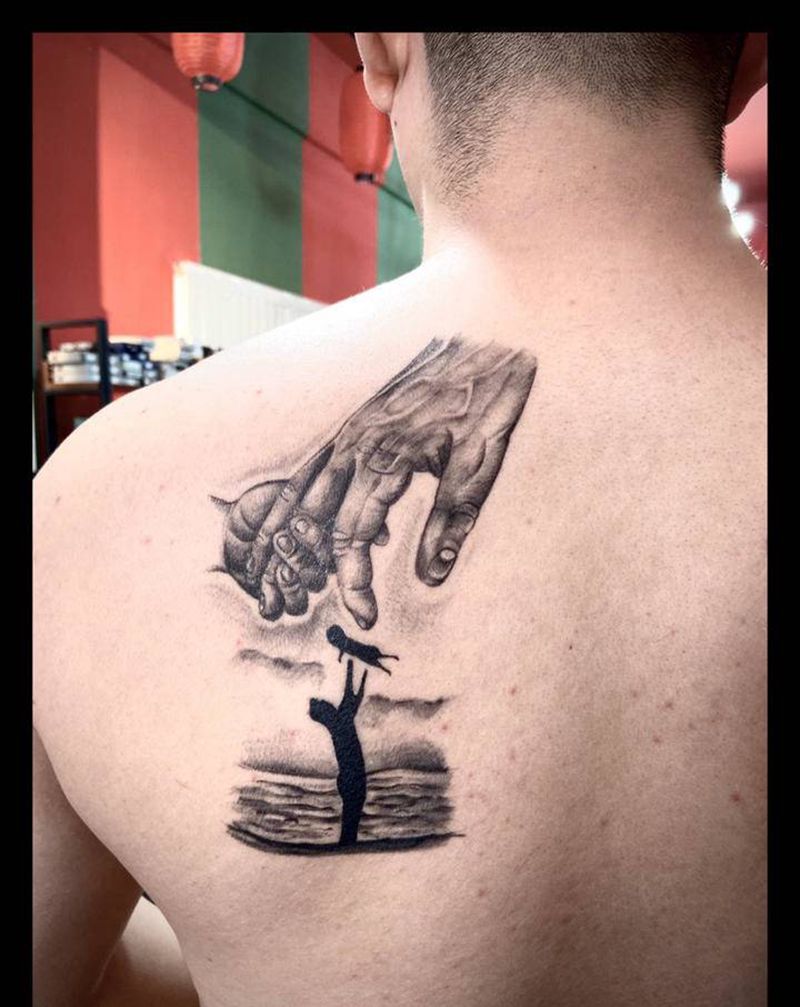 恢复后纹身图片_背部欧美写实父子纹身图案