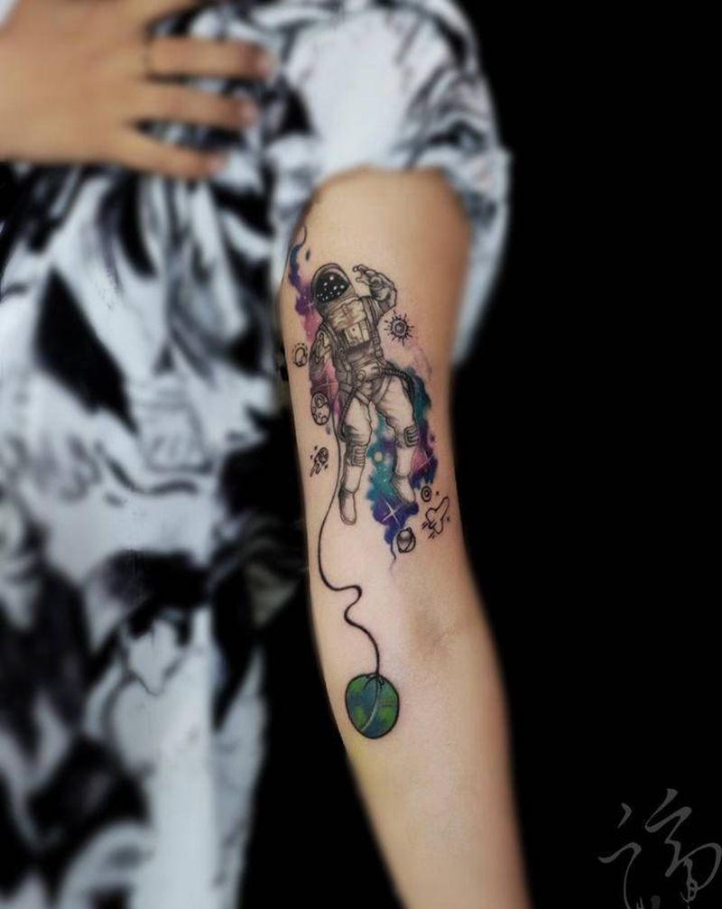 宇航员纹身图片_手臂水彩水墨宇航员星空纹身图案