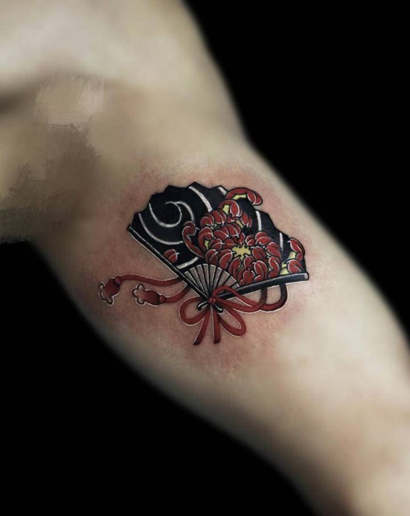 菊花纹身图片_手臂老传统扇子 菊花日式纹身图案