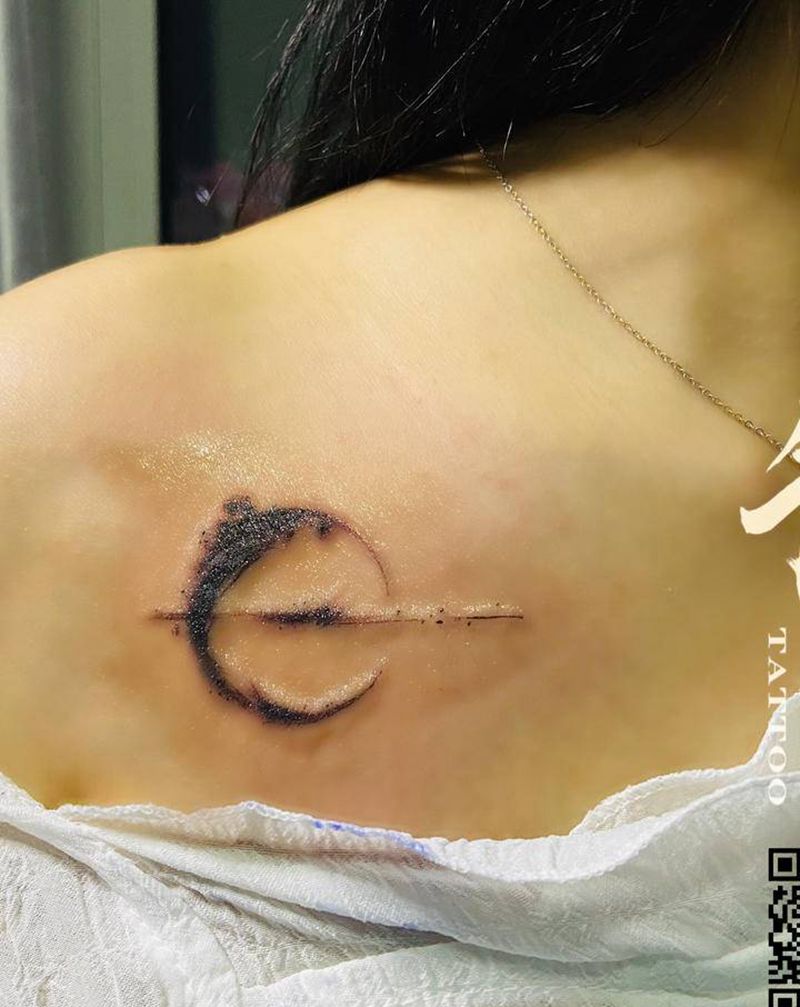 月纹身图片_肩部小清新纹身图案