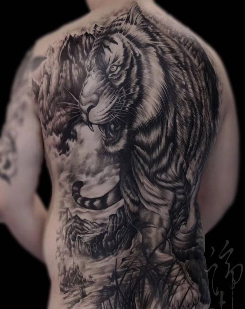 老虎纹身图片_背部欧美写实满背老虎老虎写实老虎纹身图案