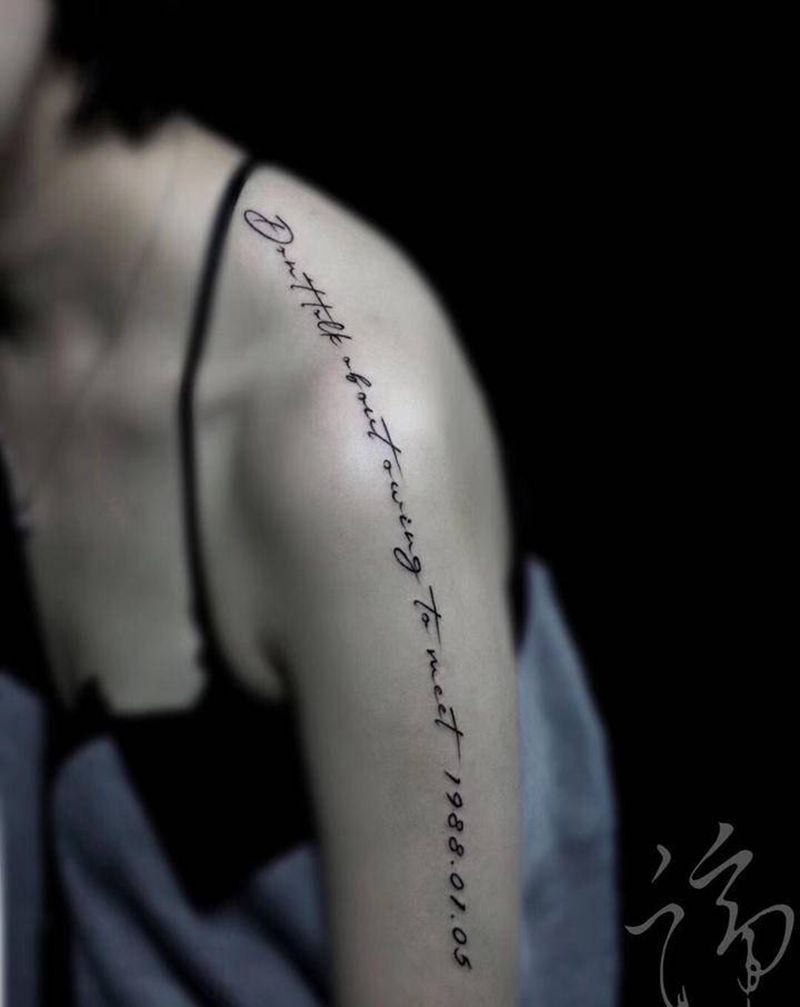 字母纹身图片_手臂肩部字母肩部纹身图案