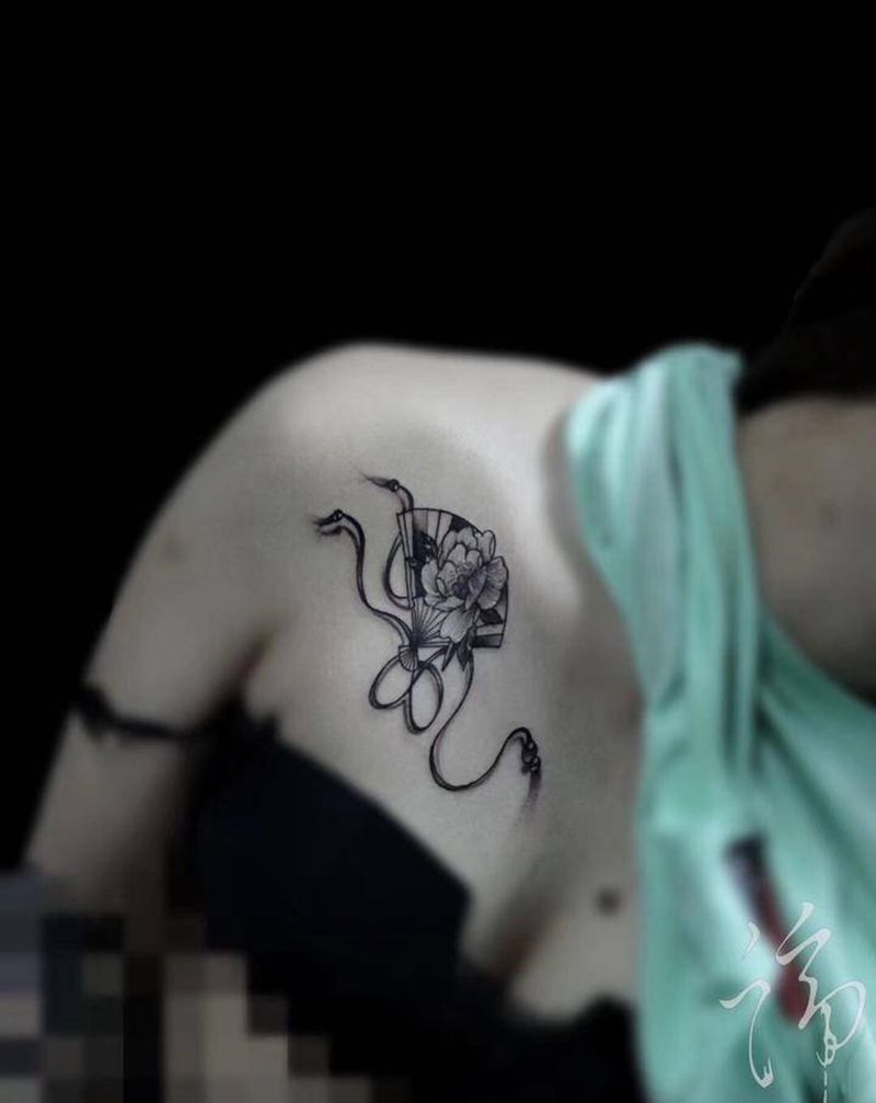 扇子纹身纹身图片_肩部扇子女孩肩部纹身图案