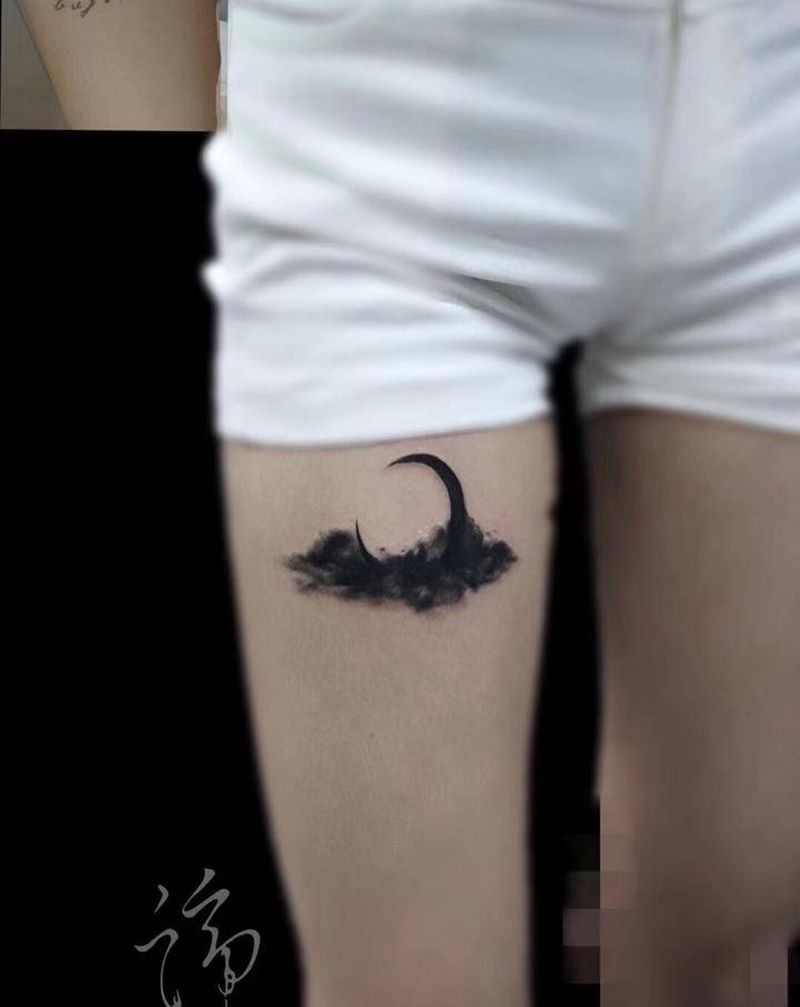 月牙纹身图片_腿部覆盖月牙纹身图案