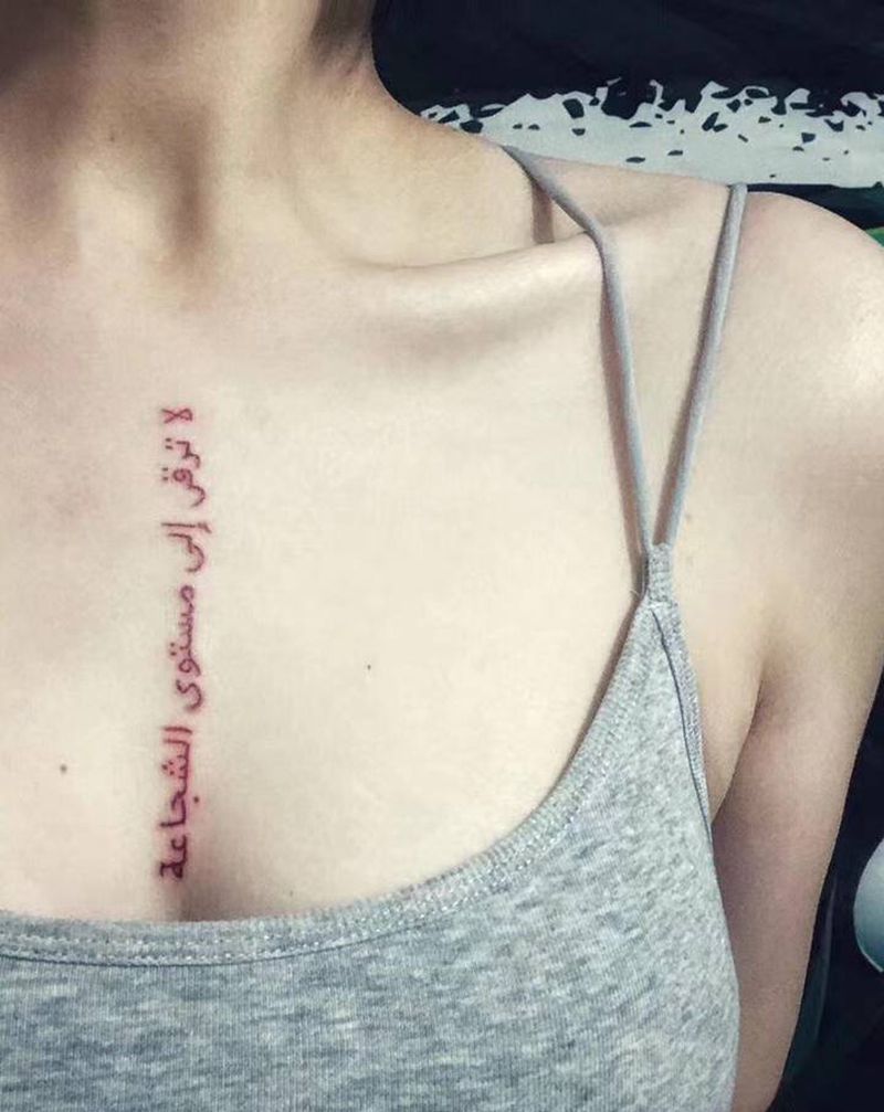 梵文纹身图片_胸部小清新梵文女孩纹身图案