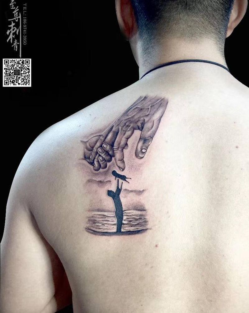 写实父子纹身图片_背部欧美写实手纹身图案