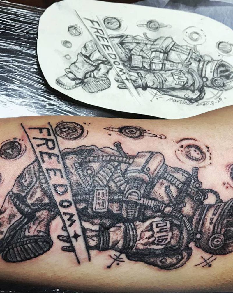 宇航员纹身图片_手臂点刺原创宇宙星空纹身图案