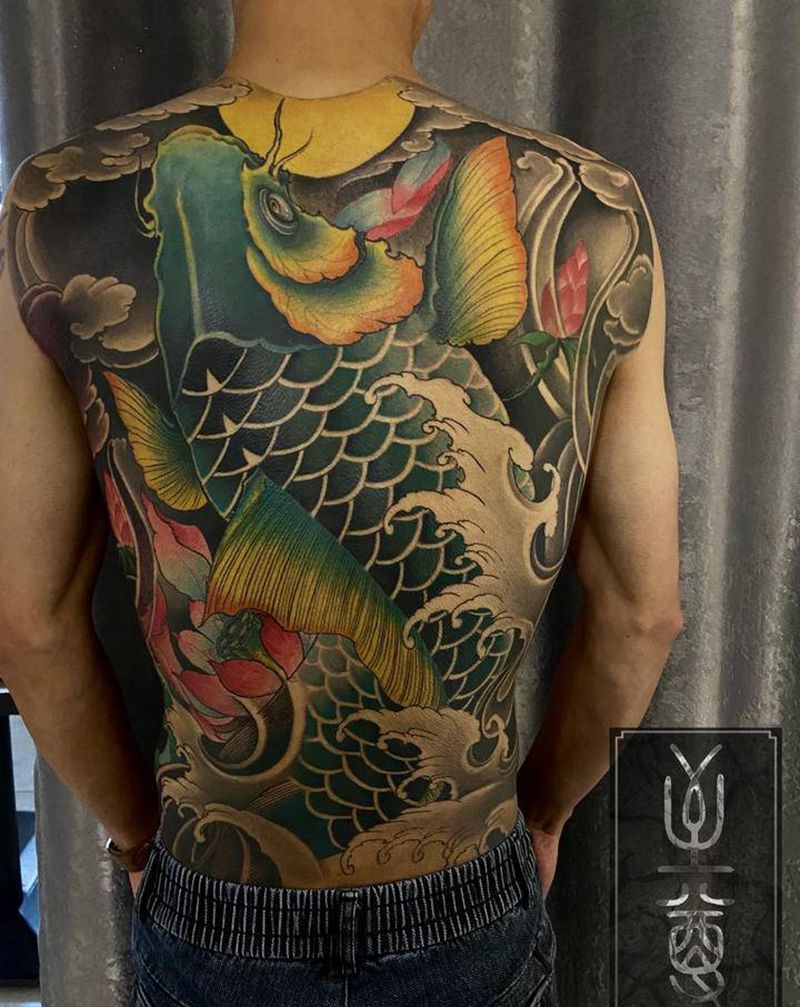 鲤鱼满背纹身图片_背部新传统鱼荷花纹身图案