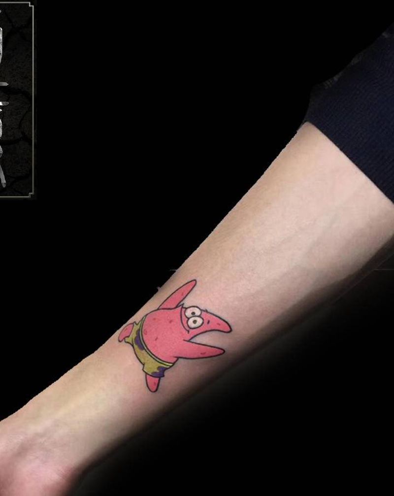 派大星纹身图片_手臂New School派大星海绵宝宝纹身图案