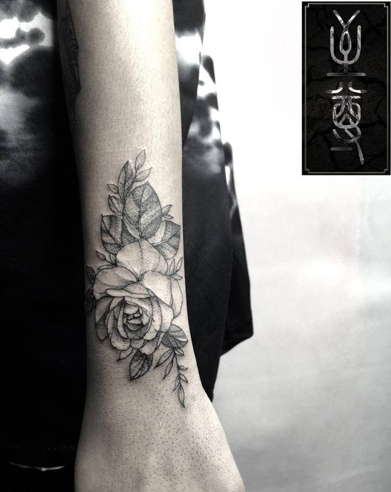 手臂小素花纹身图片_手臂点刺素花纹身图案