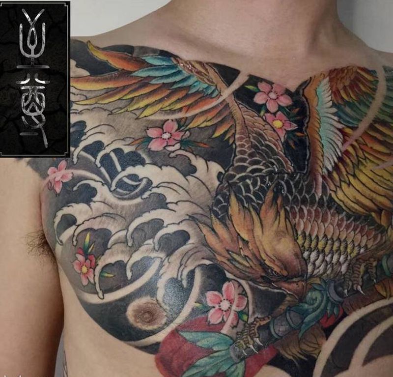 金翅鸟纹身图片_胸部新传统鸟金翅鸟仙鹤纹身图案