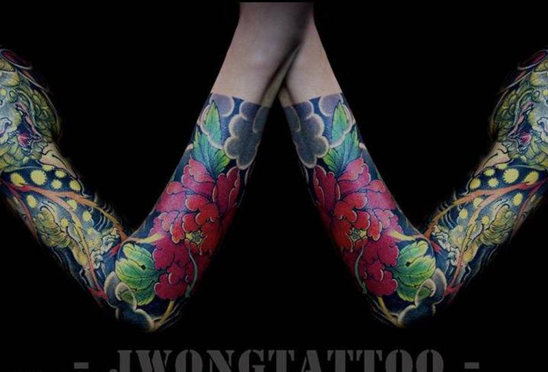 唐狮牡丹花臂纹身图片_手臂新传统唐狮牡丹蛇纹身图案