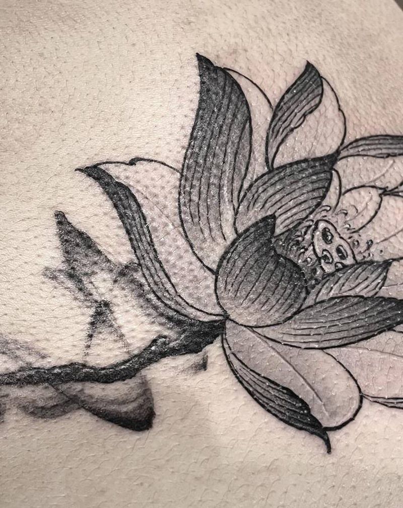 墨水味.纹身图片_背部水墨荷花纹身图案