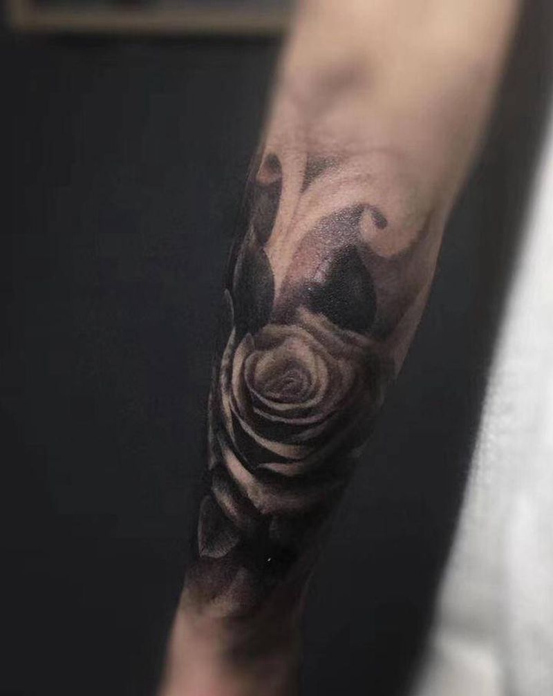 玫瑰纹身图片_手臂欧美写实玫瑰花纹身图案