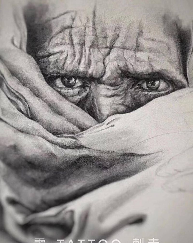 凝望纹身图片_腿部腰部欧美写实New School纹身图案