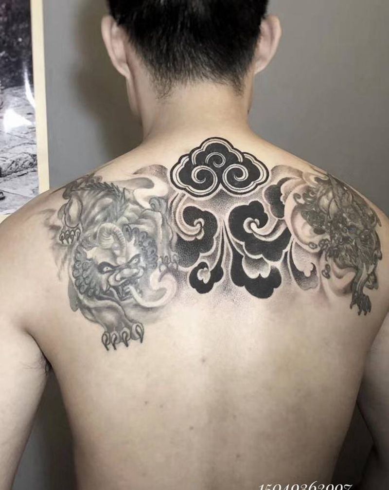 祥云纹身图片_背部新传统点刺祥云纹身图案