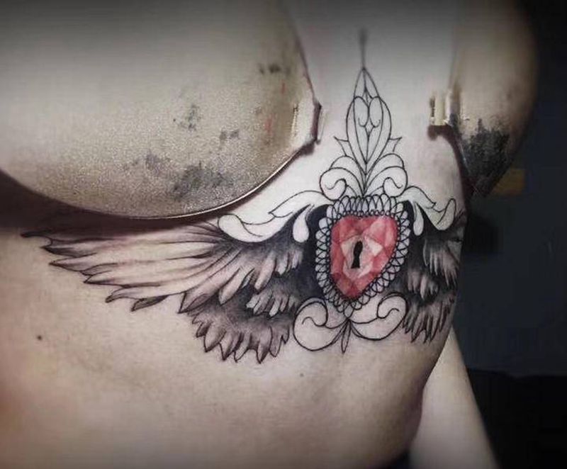 翅膀纹身图片_胸部点刺欧美写实纹身图案