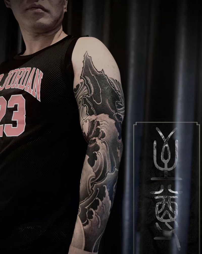 水浪山石（遮盖）纹身图片_手臂新传统纹身图案