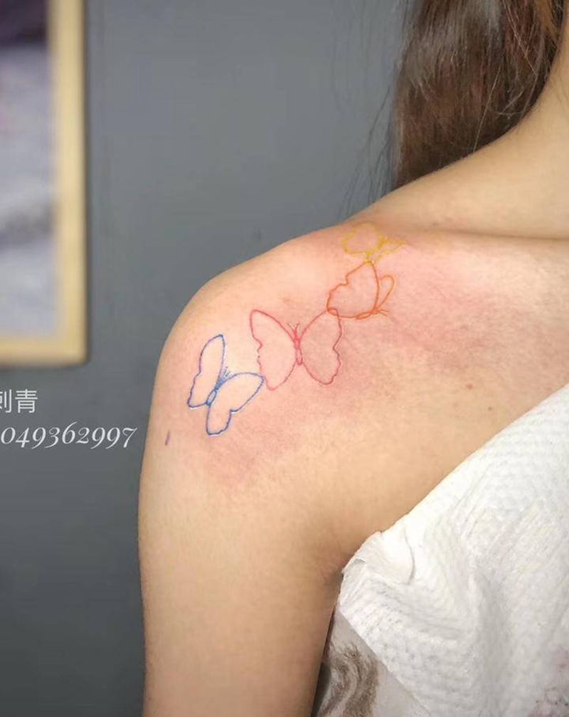 彩蝶纹身图片_肩部几何纹身图案