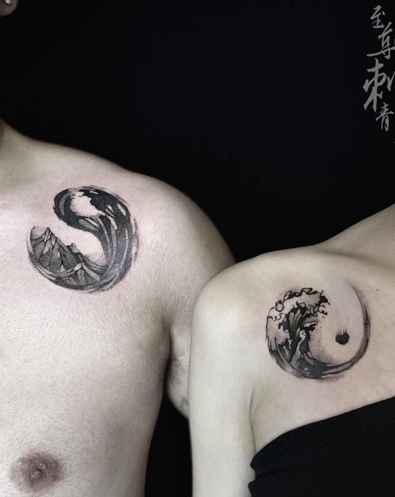 山海纹身图片_胸部水墨点刺纹身图案