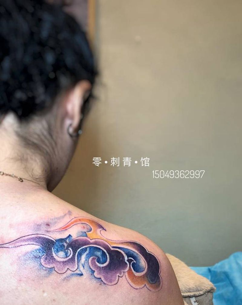 祥云遮盖纹身图片_肩部水彩水墨纹身图案